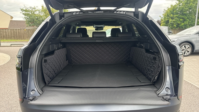 Land Rover Range Rover Velar 3.0 D300 MHEV Belgravia Edition 5dr Auto Diesel Estate - Image 10